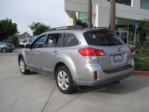 Used 2011 Subaru Outback 3.6R Limited image 3