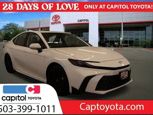 Used 2025 Toyota Camry SE image 1