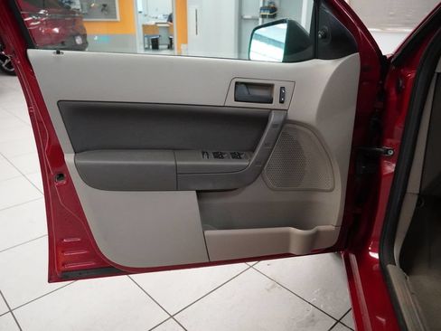 Used 2011 Ford Focus SE FWD image 3