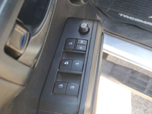 Used 2019 Toyota Tacoma SR w/ SR Convenience Package image 16