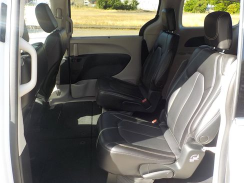 Used 2023 Chrysler Pacifica Touring-L image 12