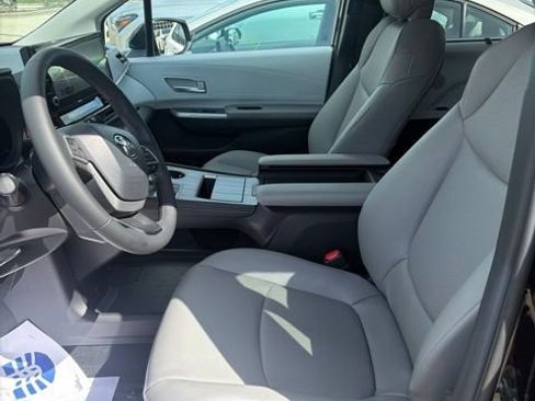 Used 2026 Toyota Sienna XLE FWD image 16