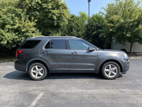 Used 2018 Ford Explorer XLT w/ Equipment Group 202A FWD image 10