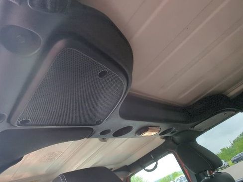 Used 2015 Jeep Wrangler Unlimited Sahara w/ Connectivity Group AWD/4WD image 10
