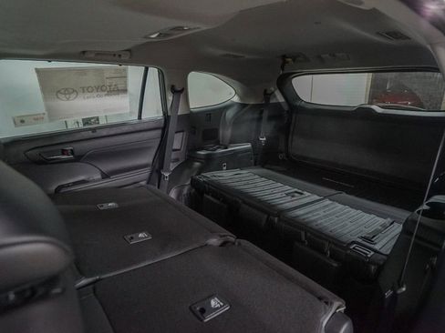 New 2026 Toyota Highlander XLE image 16