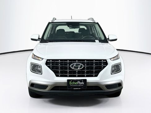 Used 2025 Hyundai Venue SEL FWD image 2