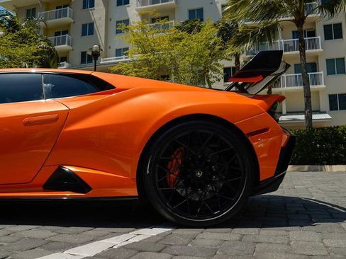 Used 2022 Lamborghini Huracan STO image 13