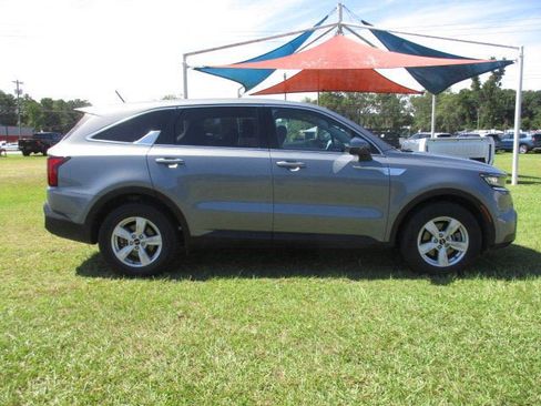 Used 2022 Kia Sorento LX image 2