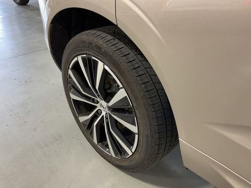 Used 2024 Volvo XC60 B5 Plus image 14