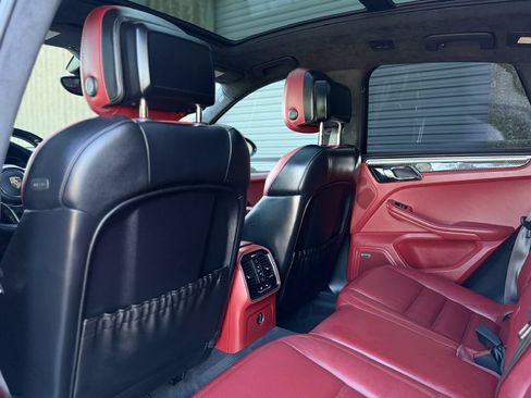 Used 2018 Porsche Macan Turbo AWD/4WD image 11