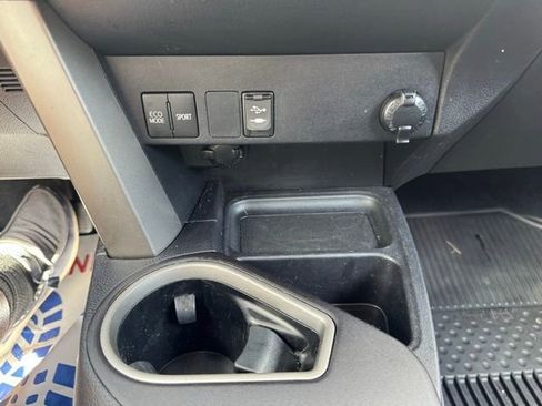 Used 2018 Toyota RAV4 LE FWD image 29