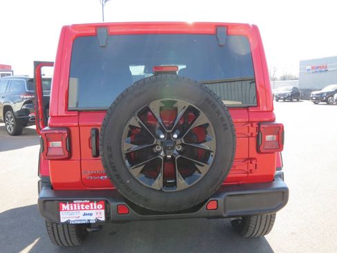 Used 2025 Jeep Wrangler Unlimited Sahara AWD/4WD image 20