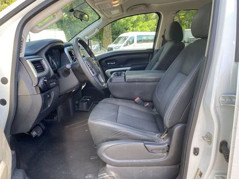Used 2017 Nissan Titan SV image 9