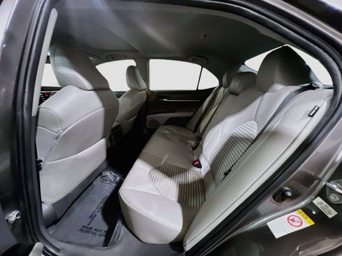 Used 2018 Toyota Camry SE w/ Moonroof Package FWD image 17