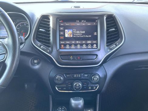 Used 2019 Jeep Cherokee Trailhawk image 13