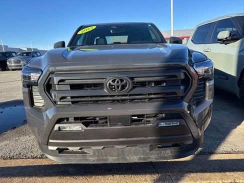 Used 2025 Toyota Tacoma SR5 image 4