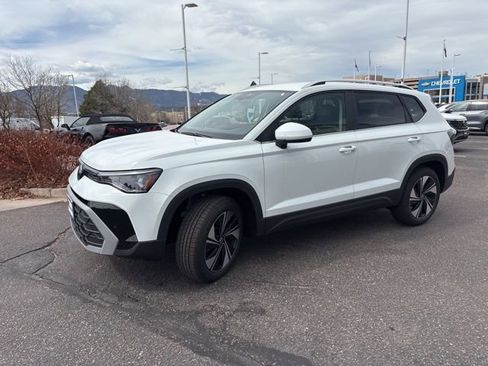 New 2026 Volkswagen Taos SE AWD/4WD image 3