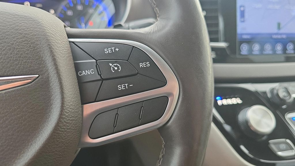 Used 2017 Chrysler Pacifica Touring-L Plus w/ Tire & Wheel Group FWD image 30