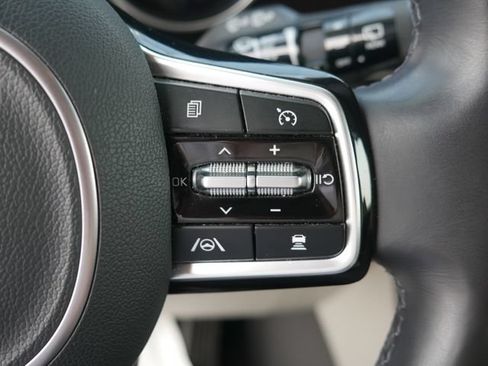 Used 2024 Kia Carnival EX FWD image 28