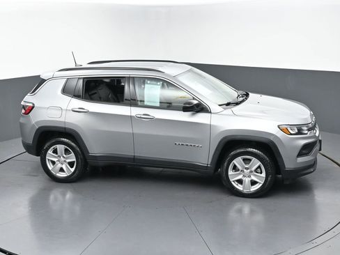 Used 2022 Jeep Compass Latitude w/ Convenience Group AWD/4WD image 3