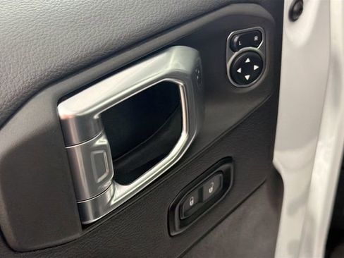 Used 2025 Jeep Wrangler Unlimited Sahara image 17