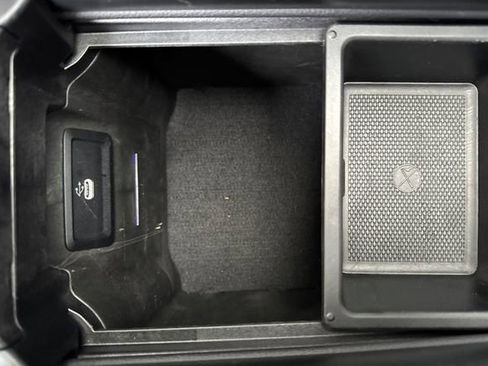 Used 2025 Mercedes-Benz GLC 300 4MATIC image 32