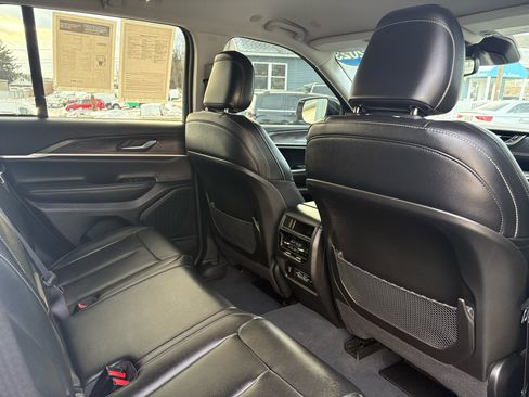 Used 2023 Jeep Grand Cherokee Limited w/ Black Appearance Package image 23