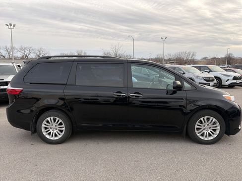 Used 2017 Toyota Sienna XLE w/ XLE Navigation Package image 4