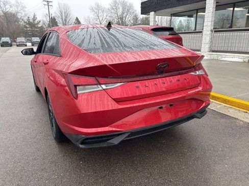 Used 2023 Hyundai Elantra SEL w/ Preferred Accessory Package image 10