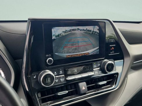 Used 2023 Toyota Highlander XLE FWD image 17