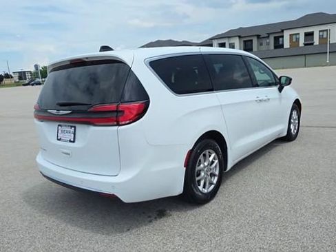 Used 2025 Chrysler Pacifica Select FWD image 7