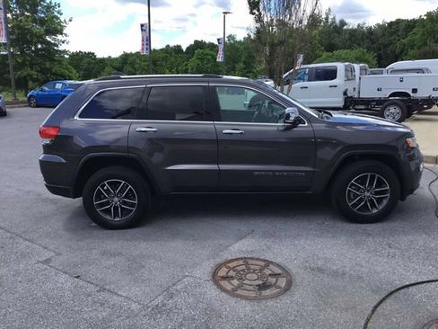 Used 2018 Jeep Grand Cherokee Limited AWD/4WD image 2