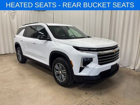 Used 2025 Chevrolet Traverse LT FWD image 1