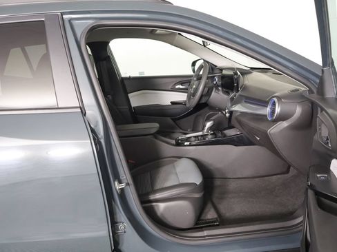 Used 2025 Chevrolet Trax LT FWD image 26