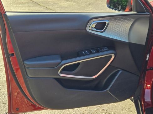 Used 2025 Kia Soul LX w/ LX Technology Package FWD image 18