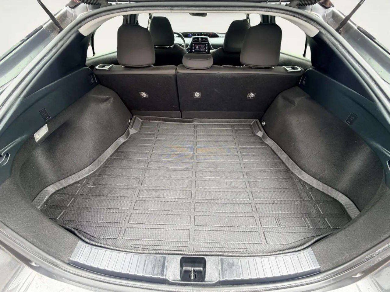 Used 2022 Toyota Prius LE FWD image 5