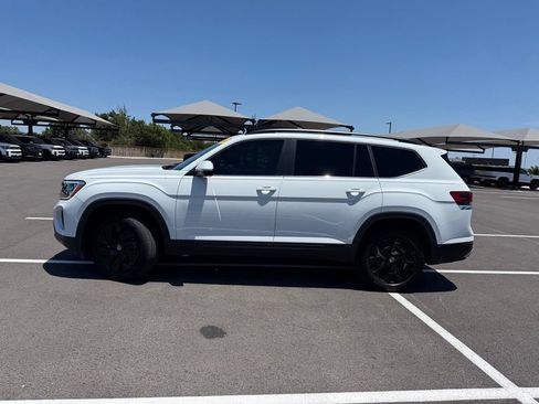Used 2024 Volkswagen Atlas SE w/ Panoramic Sunroof Package FWD image 8