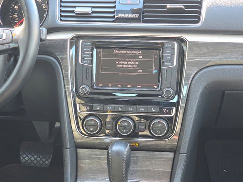 Used 2018 Volkswagen Passat 2.0T SE image 3