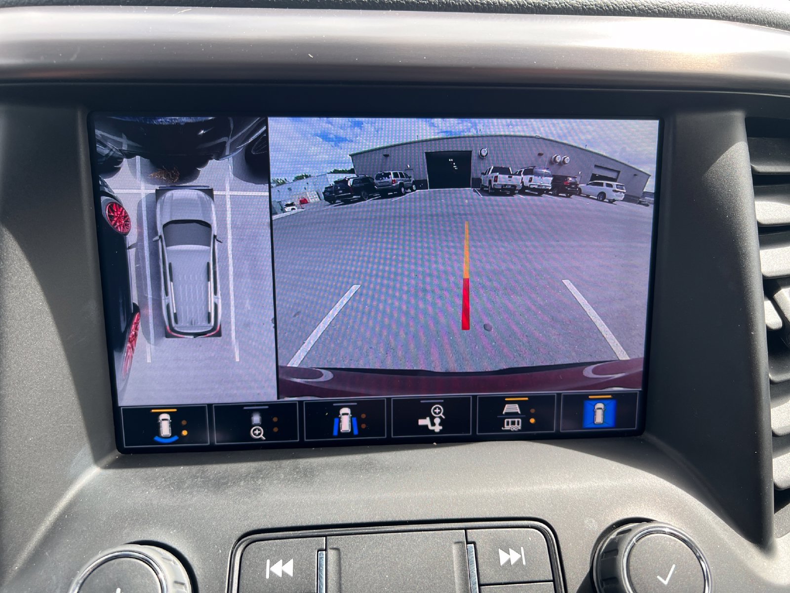Used 2022 GMC Acadia AT4 w/ Technology Package AWD/4WD image 14