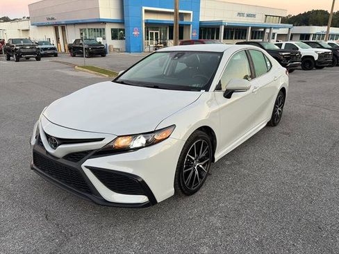 Used 2024 Toyota Camry SE image 3