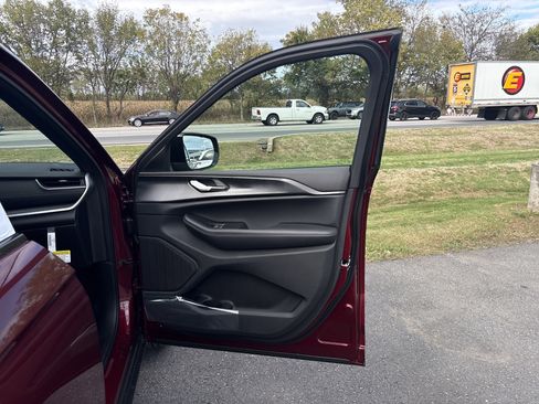 New 2025 Jeep Grand Cherokee Altitude image 8