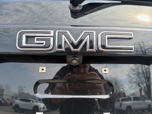 Used 2023 GMC Acadia SLT w/ Elevation Edition FWD image 16