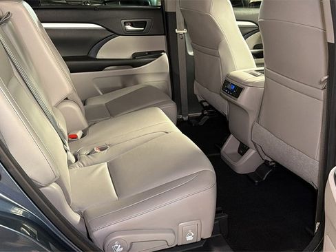 Used 2017 Toyota Highlander XLE image 15