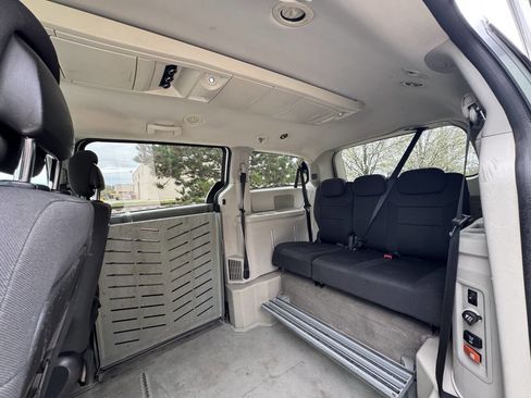Used 2010 Dodge Grand Caravan SXT image 16