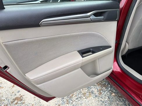 Used 2019 Ford Fusion SE image 24