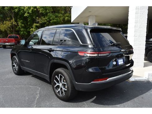 Used 2023 Jeep Grand Cherokee Limited image 3