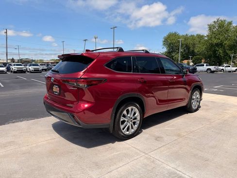 Used 2022 Toyota Highlander Limited AWD/4WD image 16