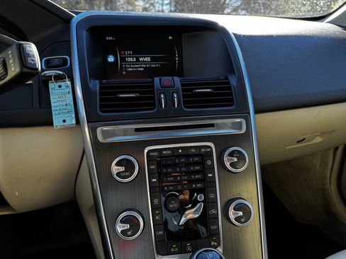 Used 2015 Volvo XC60 T5 Premier w/ Proximity Package image 19