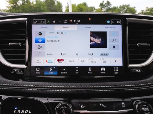Used 2024 Chrysler Pacifica Limited FWD image 26