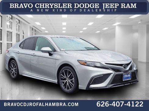 Used 2024 Toyota Camry SE image 1